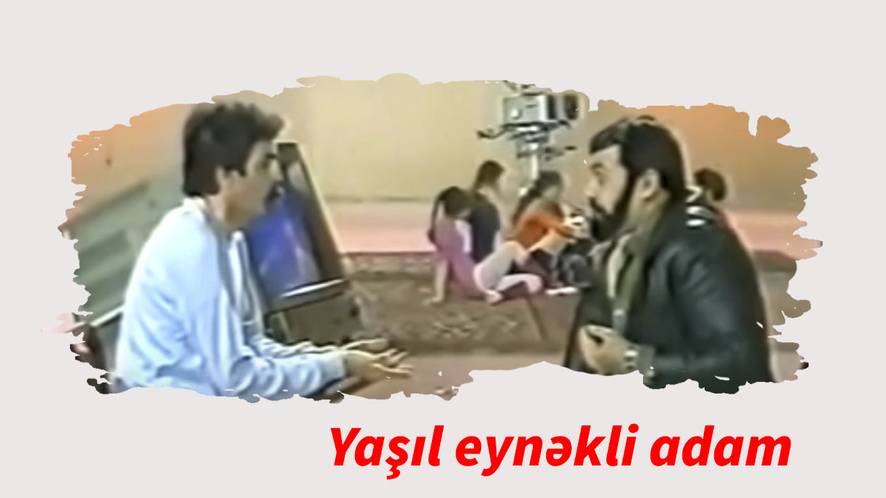 Yaşıl eynəkli adam 